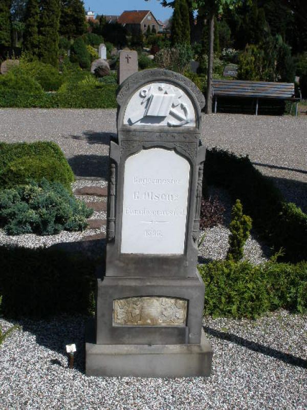 G. Olson's familiegravsted.JPG